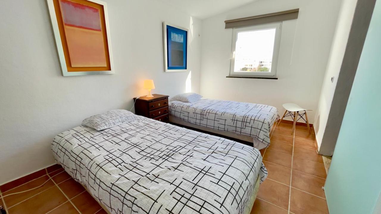 Apartamento T2 Com Terraco Grande Apartment Quarteira Bagian luar foto